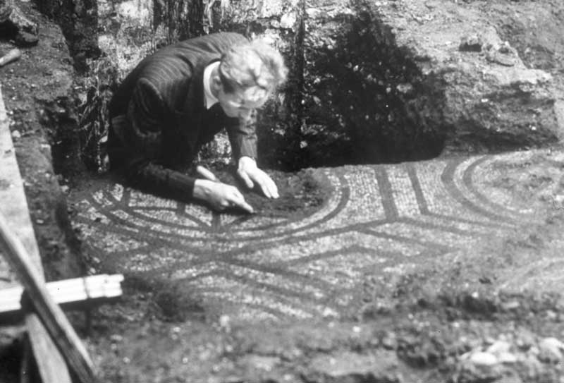 Ivor Noel-Hume excavating at Ironmonger Lane 1949